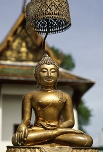 Phra Buddha Sihing exponerad för tillbedjare under nyårsfirandet (brons)