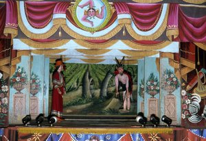 Puppi Theatre i Palermo. Dessa dockor, som tillhör en siciliansk tradition som går tillbaka till antiken, syftar till att berätta historien om invasioner och normandiska erövringar. På den övre delen av fotografiet finns den sicilianska symbolen för Trinac