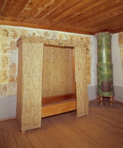 Hopfällbar säng och keramisk spis i Carl Linnés hem (1707-78) (foto) av School Swedish