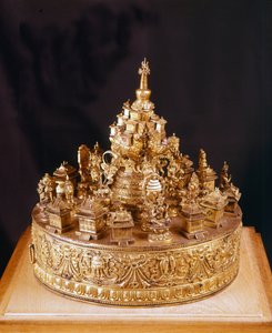 Mandala Tibetain: sällsynt pjäs i scultpé guldbrons. Mandalan är en vy över det gudomliga kosmos, i mitten av berget Mount Merou, ett berg som är befäst av den högsta guden Indras palats och omgivet av fyra kontinenter - Musée Guimet, Paris av School Tibetan