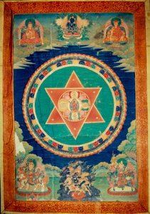 Gudinnan Mandala de vajravarami dansar (i mitten) dess namn betyder "" adamantine laie""". Tibet