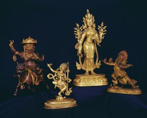 Tibetanska figurer: Vajravarahi dansar på ett mänskligt lik; figur av Padmapari; figur av Beg-tse; figur av Dam-can Dor-je Legs-pa som rider på en häst