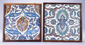 En Iznik-bricka med plommonblommor och tulpaner, gjord ca 1570, och en 1600-tals Iznik-bricka med röd och blå delad palmett, c.1570; 1600-talet (keramik)