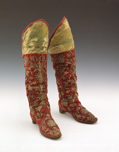 Ett par herrstövlar, Bokhara, tidigt-mitten av 1800-talet (röd sammet broderad med silvertråd) av School Uzbek