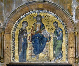 Bysantinsk arkitektur: Kristus i majestät (Kristus i härlighet) mellan Jungfrun och Sankt Markus (Deesis), mosaiker gjorda av venetianska konstnärer och omarbetade på 1500-talet. Apsid. Basilica di San Marco (Basilica di San Marco), Venedig av School Veneto-Byzantine