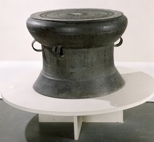Trumma, Dong Son-stil, 2:a-1:a århundradet f.Kr. (brons) (se även 181009)