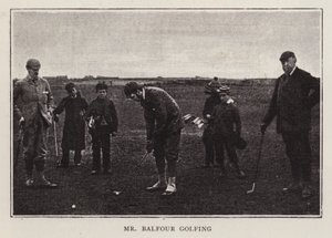 Den brittiske konservative politikern Arthur Balfour spelar golf (s/v foto)