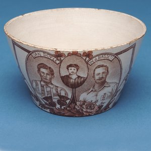 England v. Skottland souvenirskål (keramik) av Scottish School