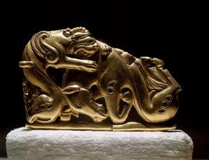 Art Scythian (skytisk eller skytisk civilisation): guldbältesfibul som föreställer en griffin som attackerar en häst. Från Chiliktin. 5:e-4:e århundradet f.Kr. Sankt Petersburg, Hermitagemuseet - skytisk konst (skytisk civilisation): bältesspänne i guld so