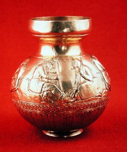 Kanna med scener av skytiskt liv, från Kul Oba på Krim, Ukraina (guld) av Scythian