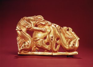 Plåt som visar en grip som attackerar en häst (guld och turkos)