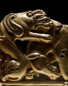 Art Scythian (Scythian civilisation): guldbältesfibul som föreställer en griffin som attackerar en häst, detalj. Från Chiliktin. 6:e-2:a århundradet f.Kr. Sankt Petersburg, Hermitagemuseet