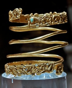 Art Scythian (skytisk eller skytisk civilisation): guld och turkos armband av Sarmate-stammen, 2:a århundradet f.Kr. - 3:e århundradet e.Kr. Sankt Petersburg, Hermitagemuseet