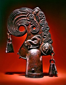 Finial, fantastiskt fågelhuvud dekorerad med djur, ett mänskligt öga och klockor, 500-600-talet f.Kr. (brons)