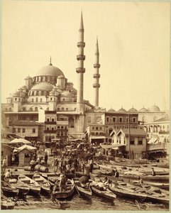 Santa Sophia-moskén och fiskebåtar på stranden av Bosporen, Istanbul, ca 1890 (s/v foto) av Sebah and Joaillier