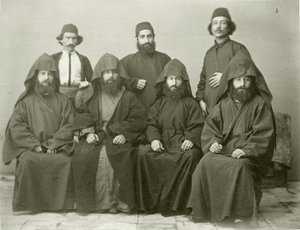 Grupp på 4 armeniska präster och 3 andra på innergården på Mediterranean Hotel, Jerusalem, 1867