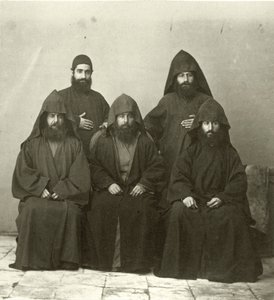 Grupp om 5 armeniska präster på gården till Mediterranean Hotel, Jerusalem, 1867
