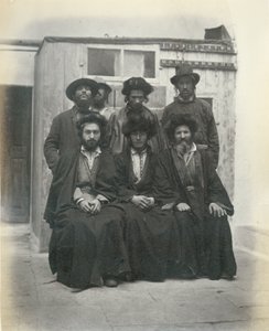 Grupp på 7 polska judar på gården till Mediterranean Hotel, Jerusalem, 1867