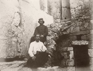 Två män sitter bredvid överstycket till Barclays port i den västra muren på Tempelberget, Jerusalem, 1866.