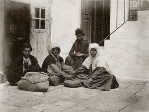 Kvinnor som maler mjöl med runda kvarnstenar på en innergård till ett hus i Jerusalem, 1867