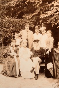 Poeten Yakov Petrovich Polonskys familj (Iakov Petrovitch Polonski) (1819-1898) besökte poeten Afanasy Afanasievich Fet (Foeth) (Afanassi Afanassievitch Chenchine) (1820-1892). Albuminfoto av Sergei Dmitrievich Botkin (1869-1945) av Sergei Dmitrievich Botkin