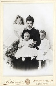 Storhertiginnan Xenia Alexandrovna av Ryssland med barnen Irina Alexandrovna, Andrei..., 1903.