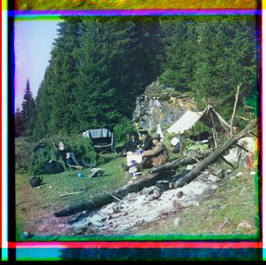 Sergei Prokudin-Gorskii och andra sitter på en camping, Chusovala-floden, Uralbergen, Ryssland