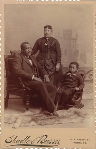 Porträtt av en familj,ca. 1895 (foto) av Shadle & Busser