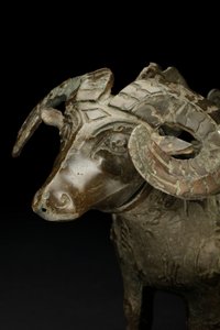 Rituellt vinkärl i ramform, Gong (brons) av Shang Dynasty Chinese School