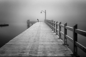 Misty Pier – Ensamhet av Shanrui Ren