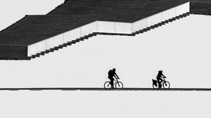 Cyklister i silhuett på trappan av Shanrui Ren