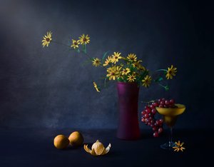 Stämningsfulla blommor och frukt