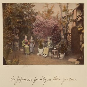 En japansk familj i sin trädgård