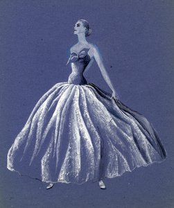 Kvinna i axelbandslös balklänning, c1952. av Shirley Markham