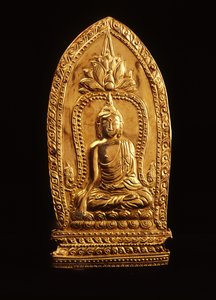 Votiv plakett föreställande Buddha som dämpar Mara (guld)