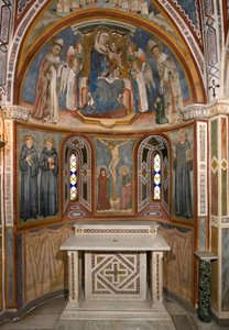 Jungfru och barn och korsfästelse (efter restaurering). Fresk av skolan i Siena. 1300-talet. Jungfrukapell. Klostret Saint Benedetto (Sacro Speco), Subiaco (Rom), Italien av Sienese School