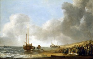 Scen på stranden Scheveningen (Haag, Nederländerna), havet till vänster och sanddyner till höger, i mitten en fiskebåt på sin köl och en grupp fiskare