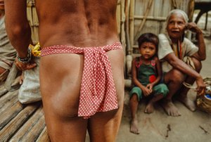 En man från Mangyan-stammen bär ett traditionellt ländkläde. av Sisse Brimberg