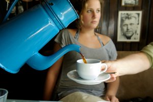 Kaffe serveras i antik dansk kaffekanna, Arhus, Danmark, 2022 (foto) av Sisse Brimberg