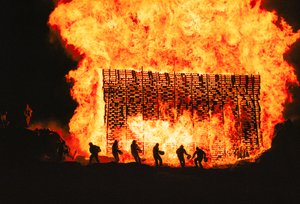 Islänningarna firar midsommar på vikingavis med eld, sång och dryck, 2000 (foto) av Sisse Brimberg