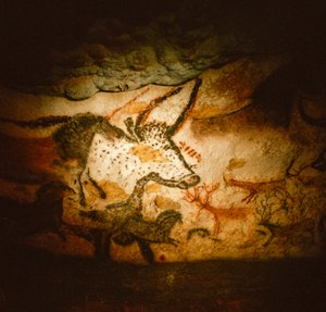 Målning av ett tjurhuvud i tjurens kammare, Lascaux-grottan