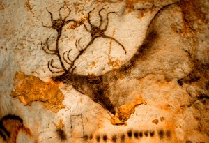 Förhistorisk målning av kronhjort med niouddigt horn i Lascaux-grottan, Frankrike.