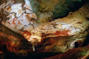 Tjurarnas sal med Jacques Marsal, en av upptäckarna av Lascaux-grottorna.
