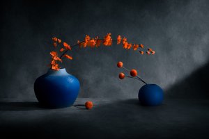 Blå vaser med orange blommor av Siyu_Wei APA