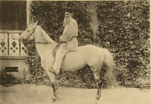 Ryske författaren Leo Tolstoj till häst, Moskva, Ryssland, 1890-talet av Sophia Andreevna Tolstaya