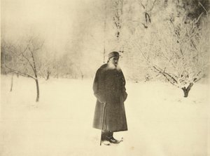 Den ryske författaren Leo Tolstoj tar en vinterpromenad, 1900-talet av Sophia Andreevna Tolstaya