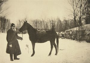 Den ryske författaren Leo Tolstoy med en häst, Yasnaya Polyana, nära Tula, Ryssland, 1905.