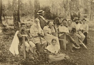 Den ryske författaren Leo Tolstoy med gäster, Yasnaya Polyana, nära Tula, Ryssland, 1895.