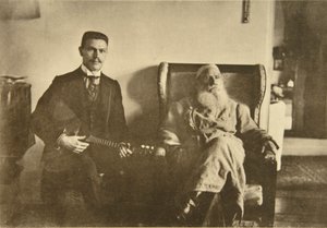 Den ryske författaren Leo Tolstoj med balalajkaspelaren Boris Trojanovskij, Ryssland, 1909 av Sophia Andreevna Tolstaya