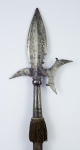 Hellebard (stål, trä och tyg)